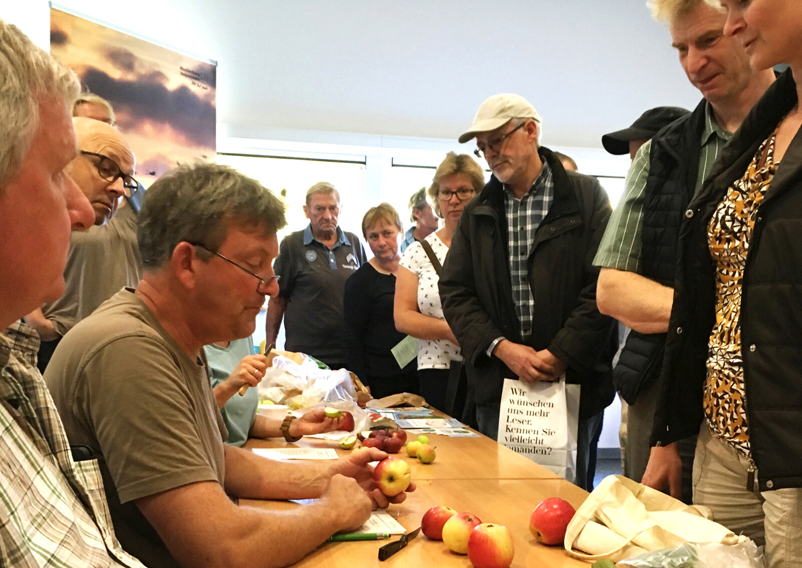 Foto: Apfelsortenbestimmung mit dem Pomologen Jens Meyer im Informationszentrum PAHLHUUS. Fotoautor: Frank Hermann