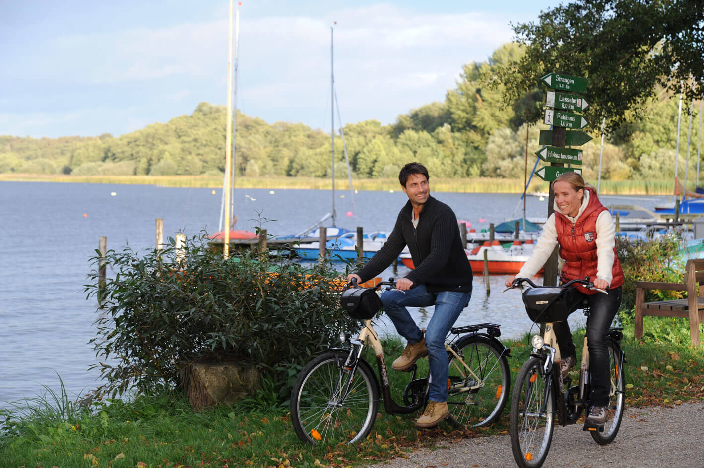 Foto: Radfahrer am Ufer des Schaalsees in Zarrentin. Fotoautor: ©TMV/foto@andreas-duerst.de