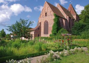 Foto: Das Kloster Rehna mit Klostergarten. Fotoautorin: Susanne Hoffmeister